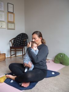 kurs vs drop-in yoga för mammor