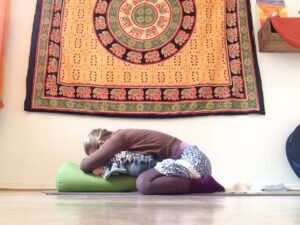 yoga för menstruation i balans